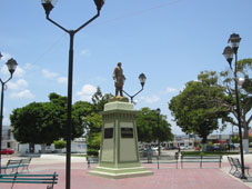 Памятник основателю Прогресо Хуану Мигелю Кастро Мартину в парке Независимости в центре Прогресо