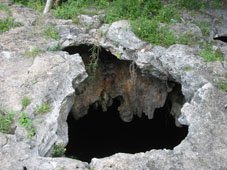 Отверстие карстовой пещеры в районе Кусамы